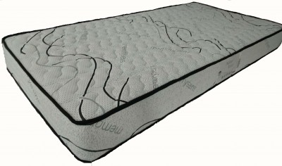 colchão branco acolchoado com linhas pretas e bordas pretas