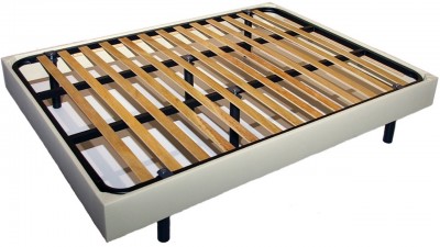 Estrado de cama com ripas de madeira e estrutura metálica