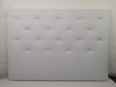 Cabeceira estofada cinza claro com botões em padrão simétrico