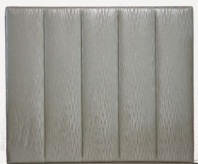 Cabeceira cama pele sintética cinzento claro com cinco painéis acolchoados verticais