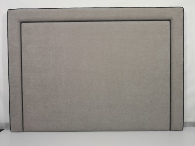 Cabeceira de cama cinzenta clara com costura preta