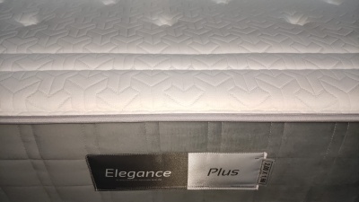Colchão cinzento e branco com etiqueta Elegance Plus