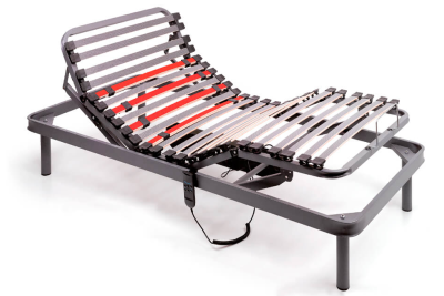 Estrado articulado metálico com lâminas de madeira e comando elétrico.