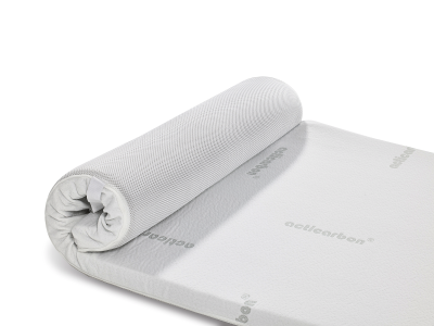 Colchão ou tapete branco enrolado com padrão e texto 'edicarbon'