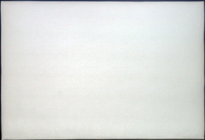 Tela branca esticada sobre moldura de madeira