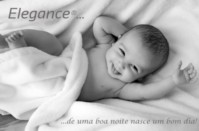 Bebé sorridente deitado em cobertor branco felpudo com texto Elegance e mensagem