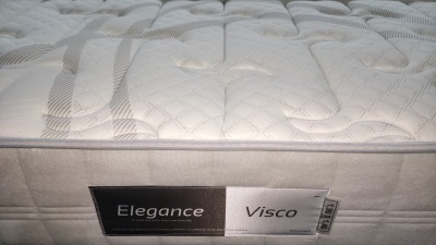 Colchão branco acolchoado com etiqueta Elegance Visco na lateral