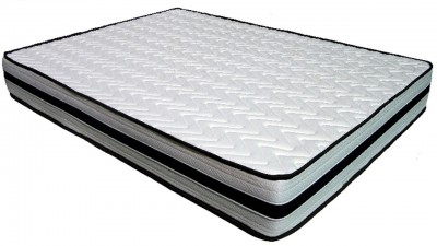 colchão branco com padrão de losangos e bordas pretas