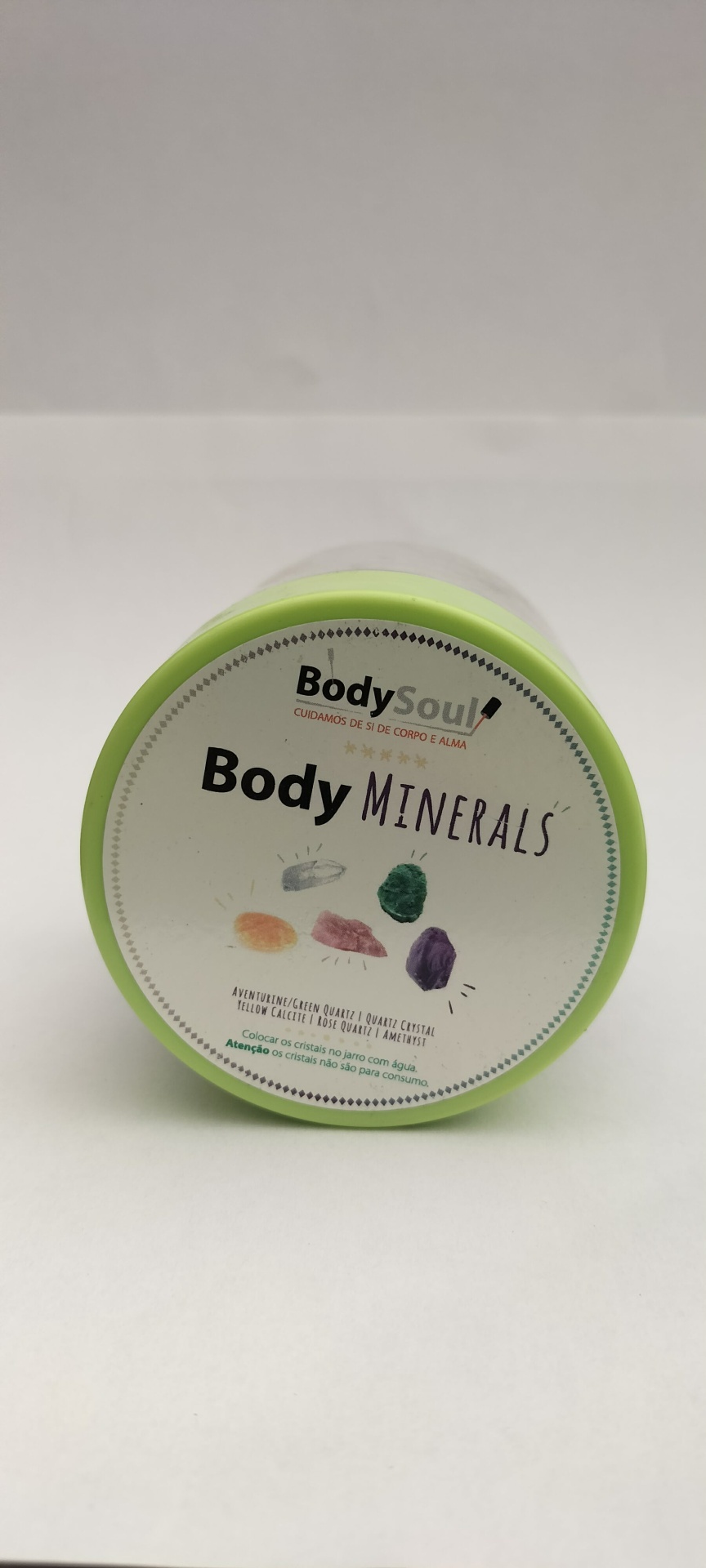 Body Minerals Frasco Body Minerals com tampa verde claro e rótulo branco com texto e ilustrações de cristais