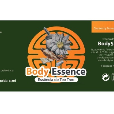 Rótulo de Body Essence Essência de Tee Tree com flor e texto informativo em fundo verde