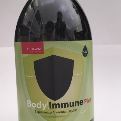 Frasco de suplemento alimentar Body Immune Plus com rótulo verde e escudo preto.