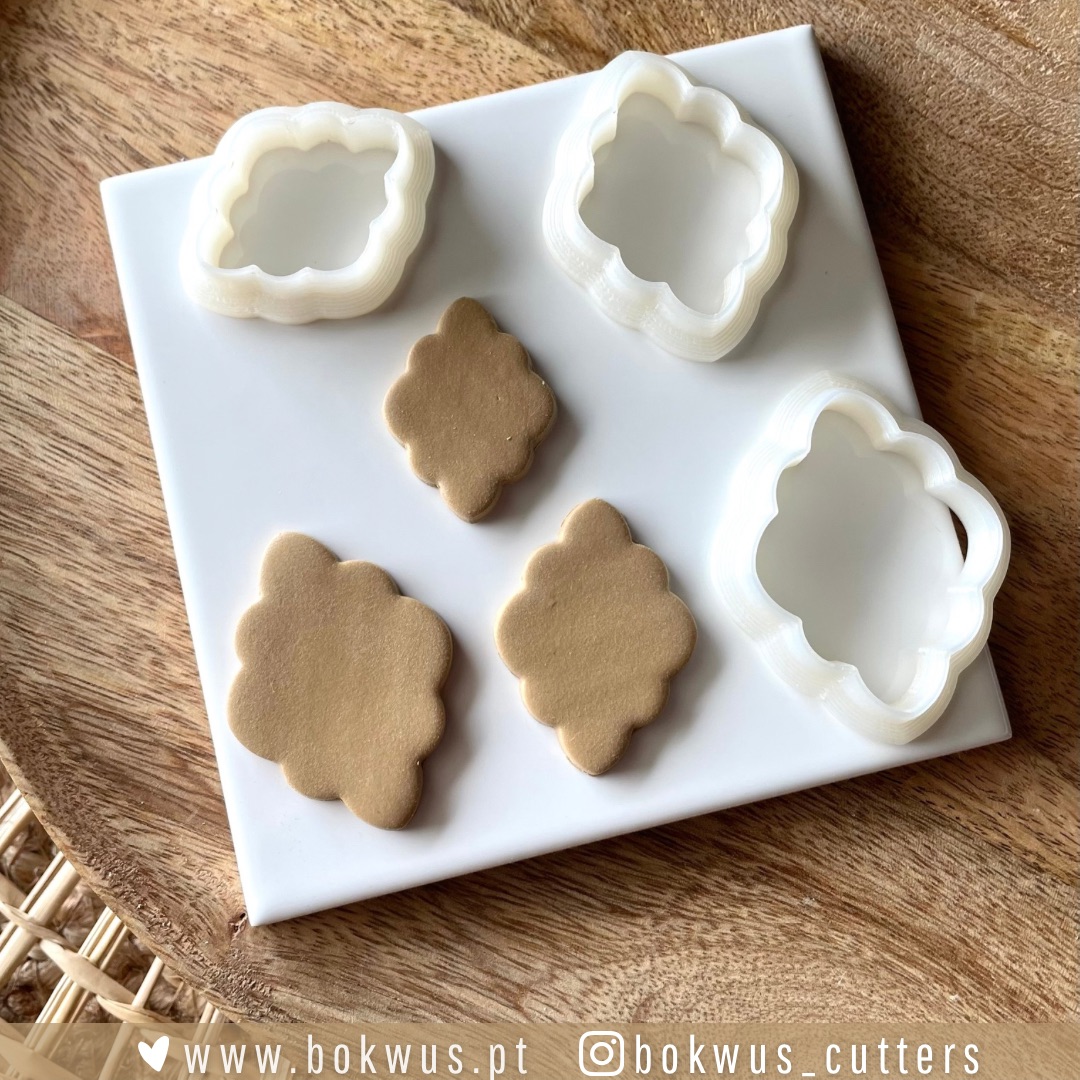 Cortador escalopado | Disponível em 3 tamanhos Cortadores de biscoitos brancos em formato de etiqueta e biscoitos moldados sobre base branca