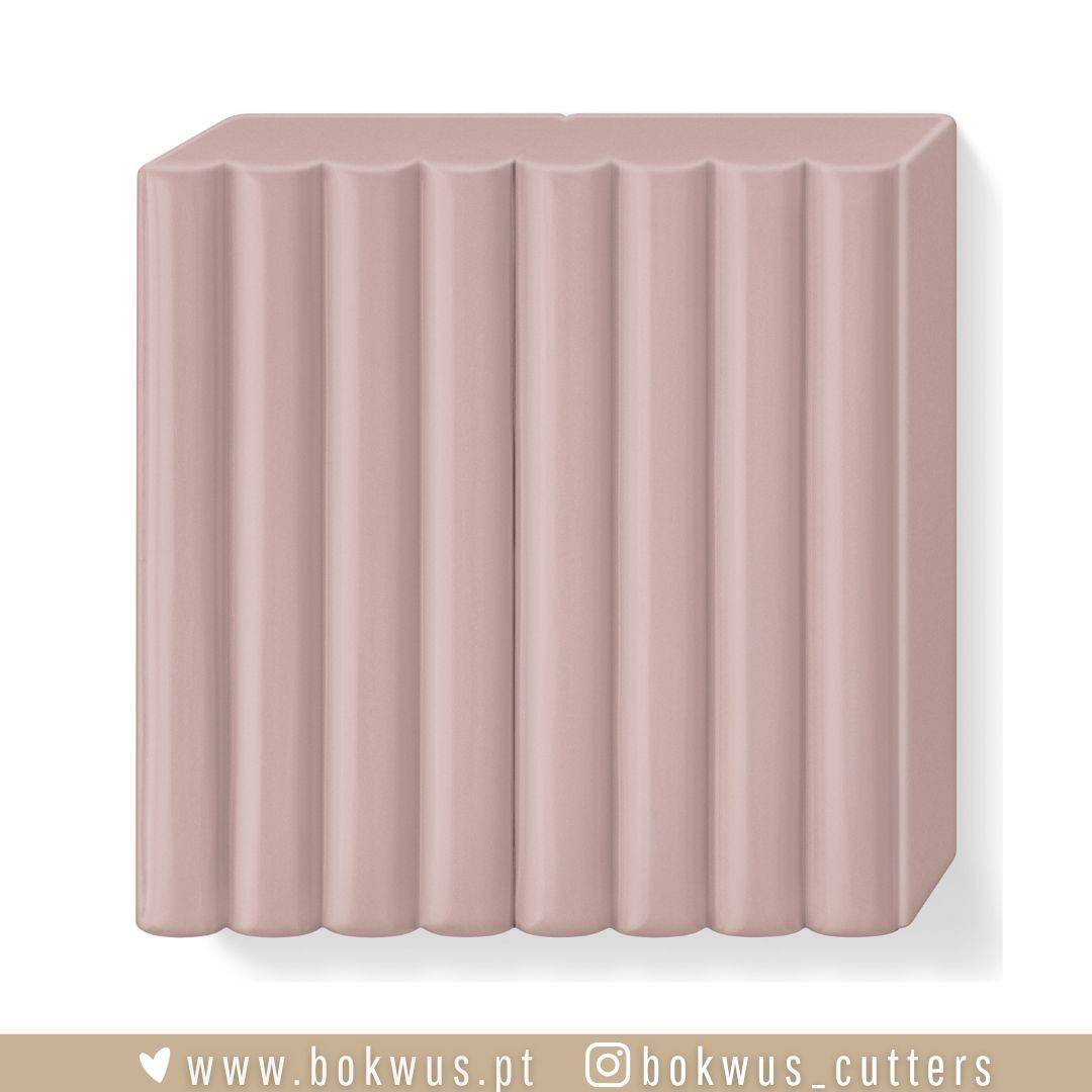 FIMO PROFISSIONAL | TAUPE / TOUPEIRA (REF.87) - 57g Cortador de pastelaria rosa claro com padrão ondulado vertical e fundo branco