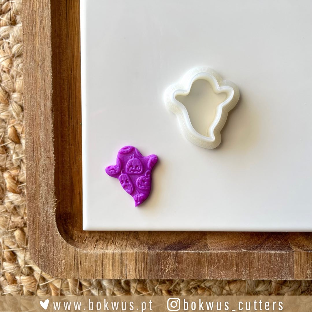 Cortador fantasma (2,5cm) | BC1550 Cortante fantasma branco com amostra de massa roxa decorada, sobre base branca e tábua de madeira.