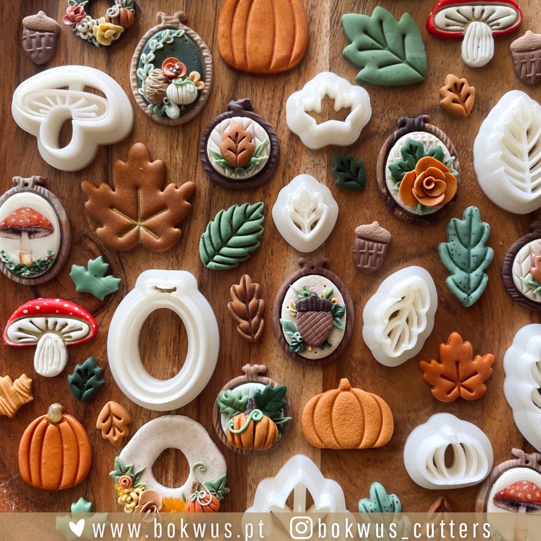 Conjunto de cortadores de biscoito temáticos de outono em silicone e plástico com formas de cogumelos, abóboras e folhas coloridas sobre madeira