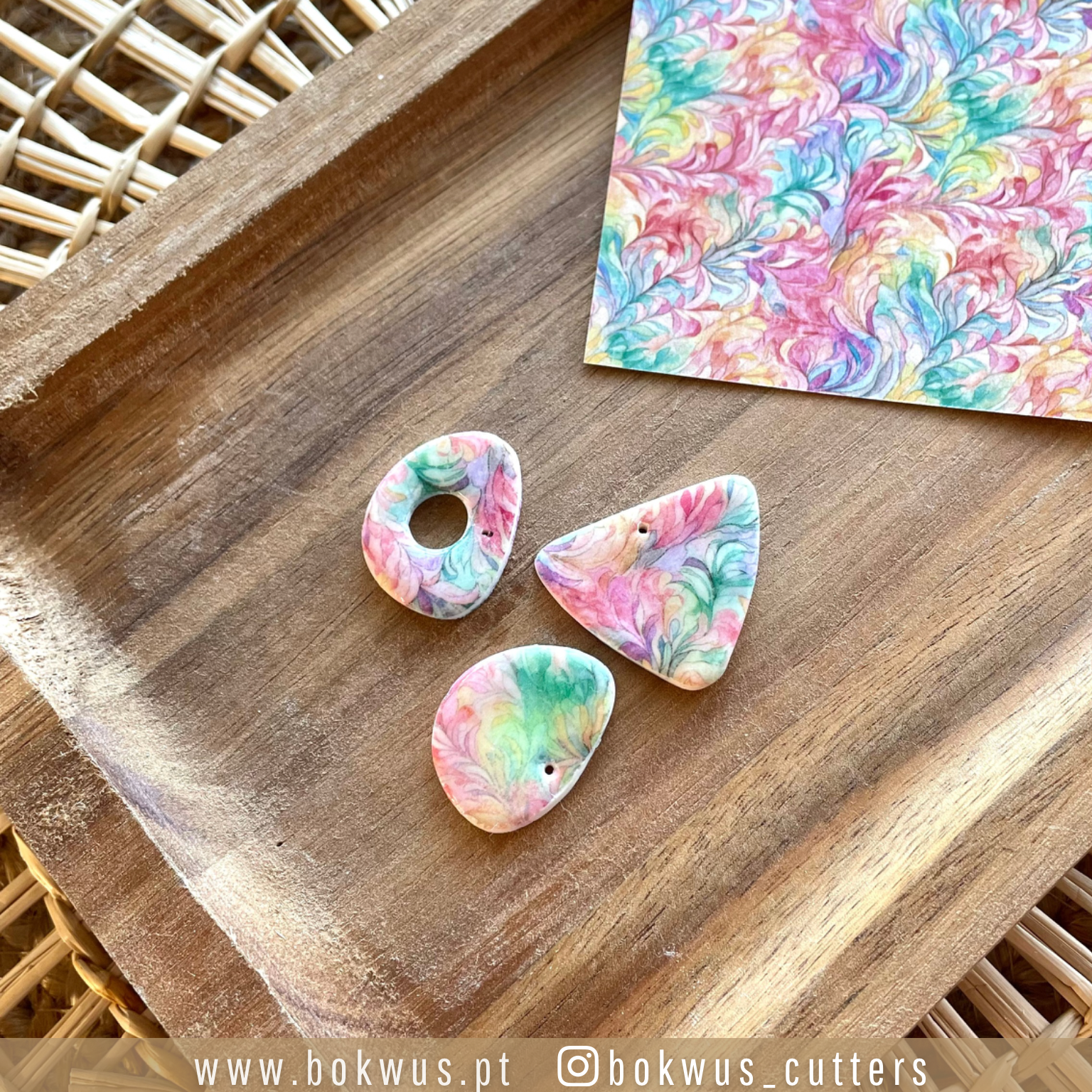 Papel tranfer - Aguarela I Três peças decorativas coloridas em madeira sobre tabuleiro de madeira e cartão colorido próximo