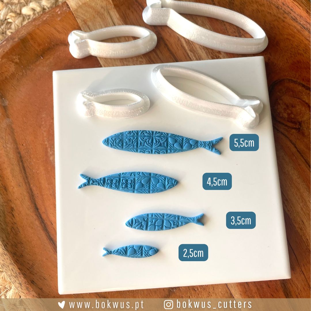 Cortador Sardinha | Disponível em 4 tamanhos Conjunto de cortadores e moldes de textura em formato de peixe em plástico branco e azul