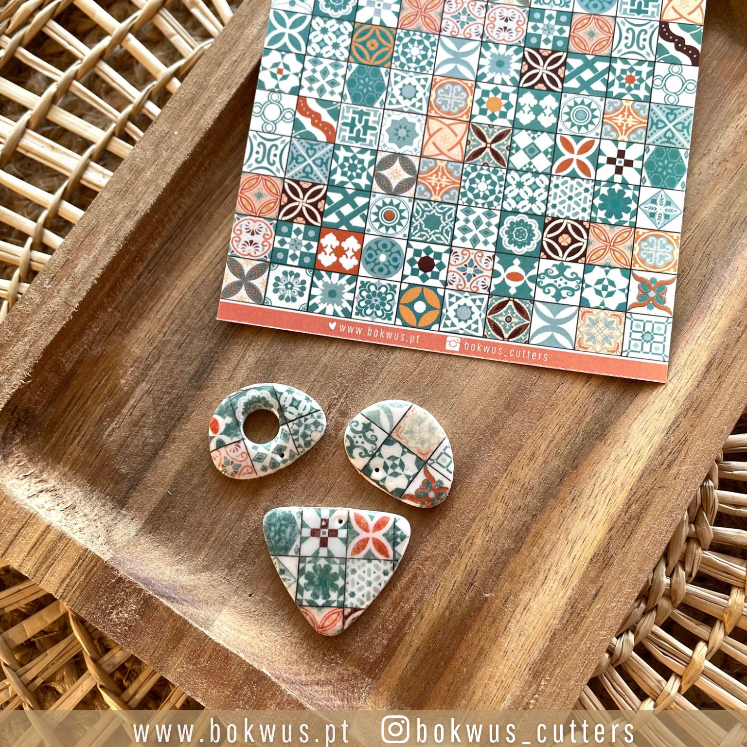 Papel tranfer - azulejo terracota Cortadores de biscoitos decorativos em cerâmica sobre bandeja de madeira com cartão