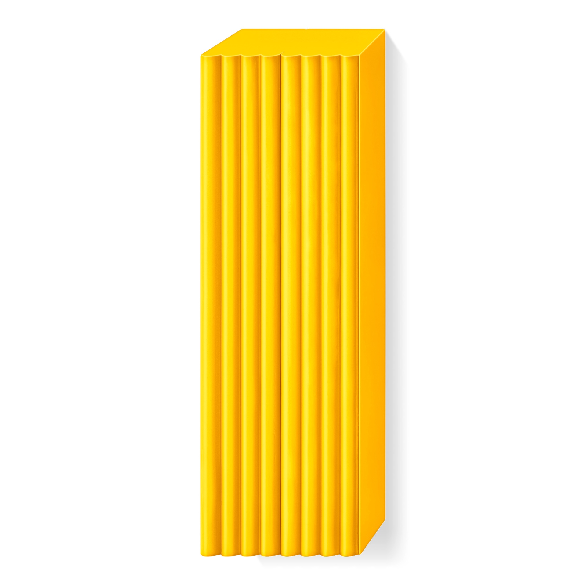 Bloco de espuma amarelo com textura acanalada em fundo branco