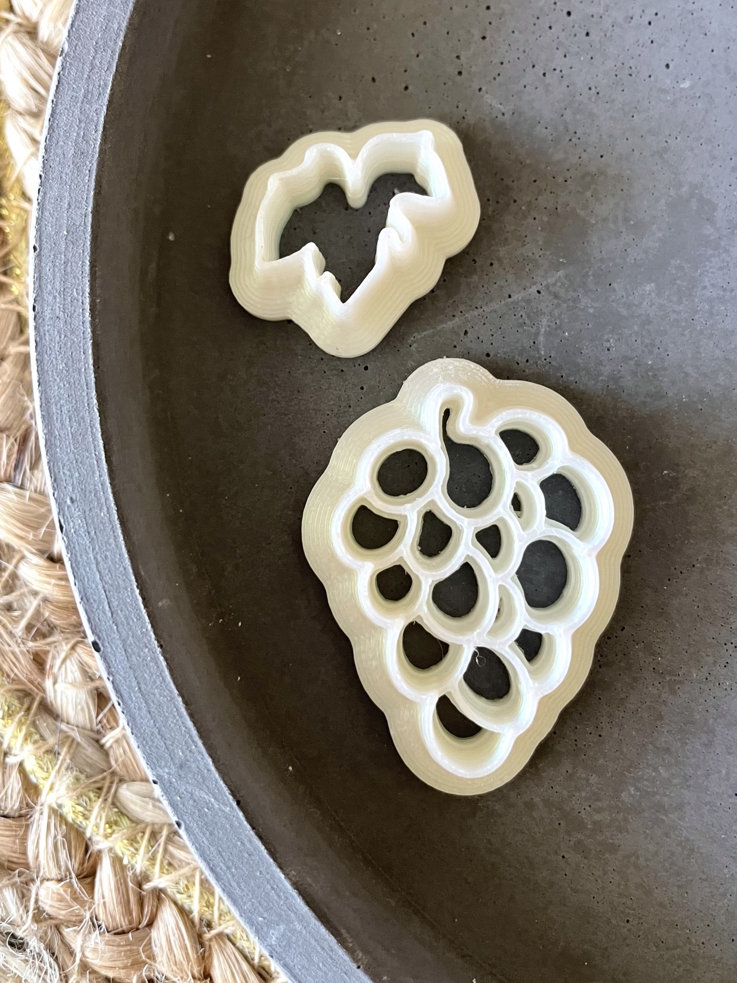Cortador uvas + folha de videira - BC650 Dois cortadores de biscoitos em forma de uvas e folha em tigela cinza