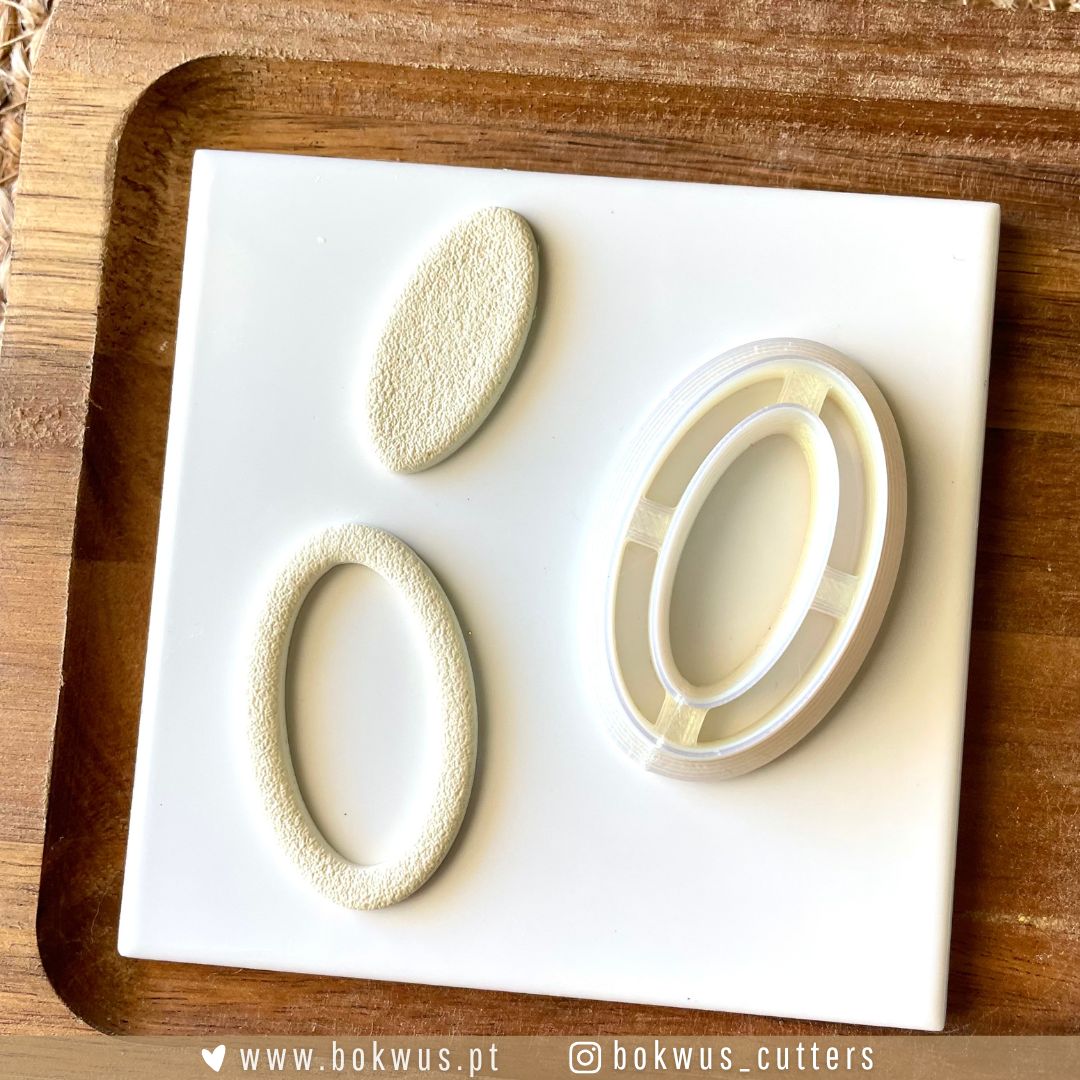 Cortador Oval | Simples e Elegante | BC1737 Cortadores de massa ovais brancos com texturas sobre base branca e tabuleiro de madeira