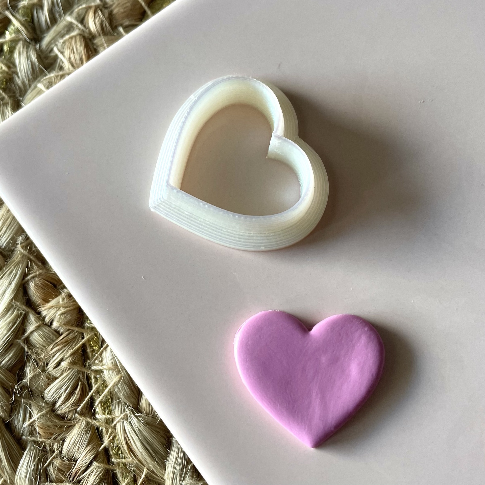 Cortador coração (2,5cm) - BC855 Cortador de biscoitos coração branco e coração rosa em superfície branca
