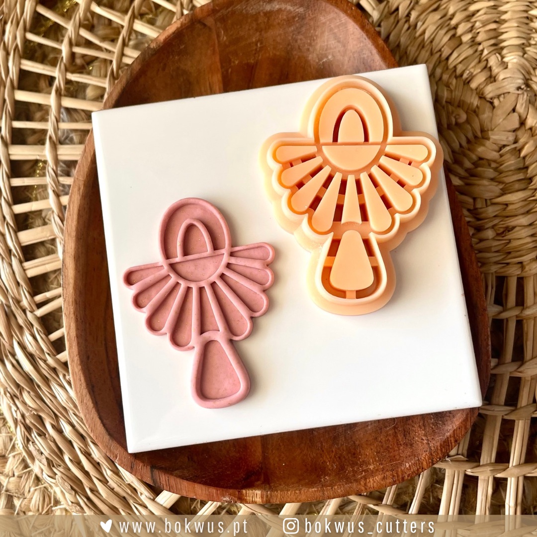 Cortador Boho ✨Design Statement (6cm) | BC1711 Cortantes para biscoitos em silicone e plástico laranja e rosa em forma de flor estilizada sobre base branca e madeira