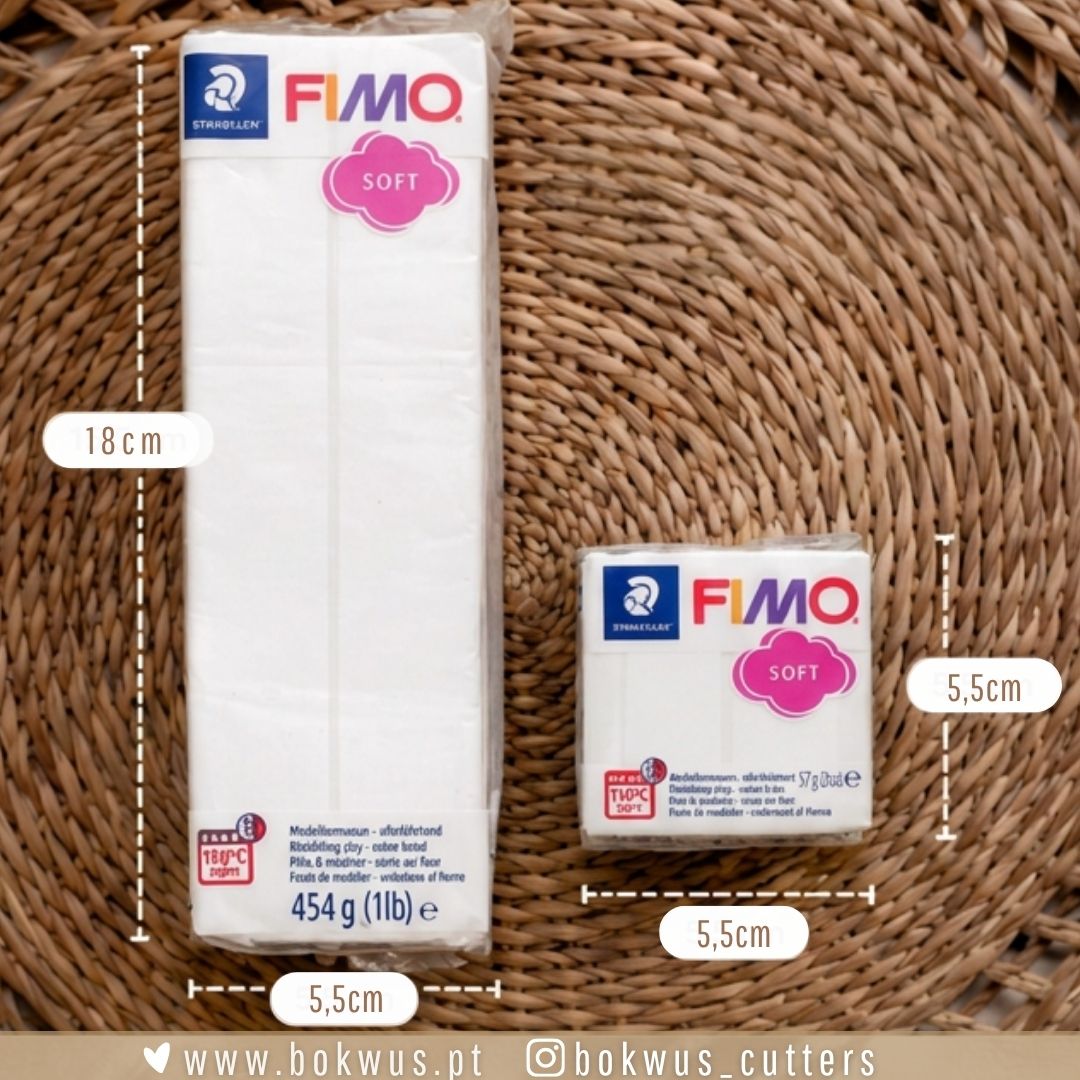 FIMO Soft – Branco (Ref. 0) Duas embalagens de FIMO Soft sobre superfície trançada de fibra