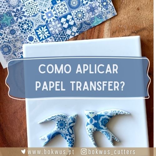 Pássaros decorativos com padrão azulejo azul em base branca junto a papel com padrão similar e texto 'COMO APLICAR PAPEL TRANSFER?'