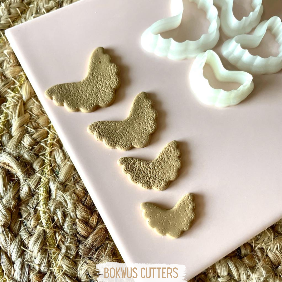 Conjunto de 4 cortadores - BC006 Cortadores de massa borboleta e amostras de massa cortada em cima de base rosa