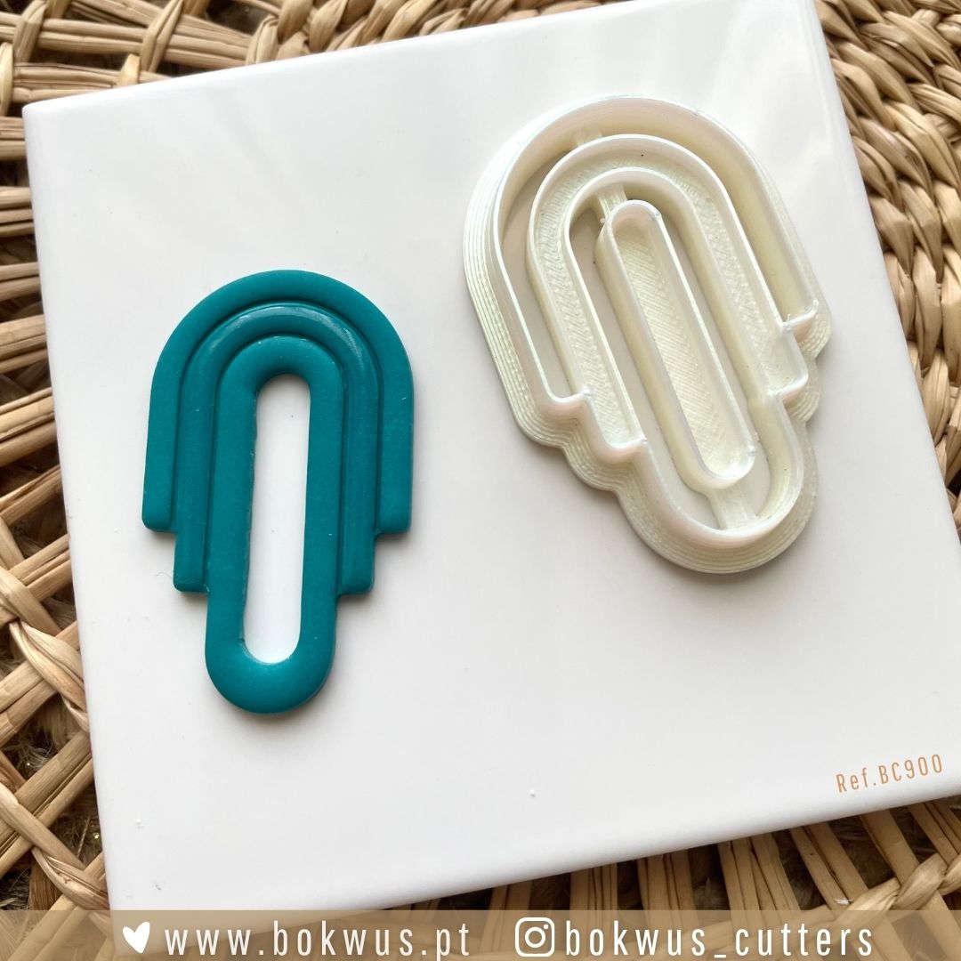 Cortador Arco Geométrico (5cm) - Versão Sólida e Vazada Cortadores de pastelaria azuis e brancos em forma de arco sobre superfície branca