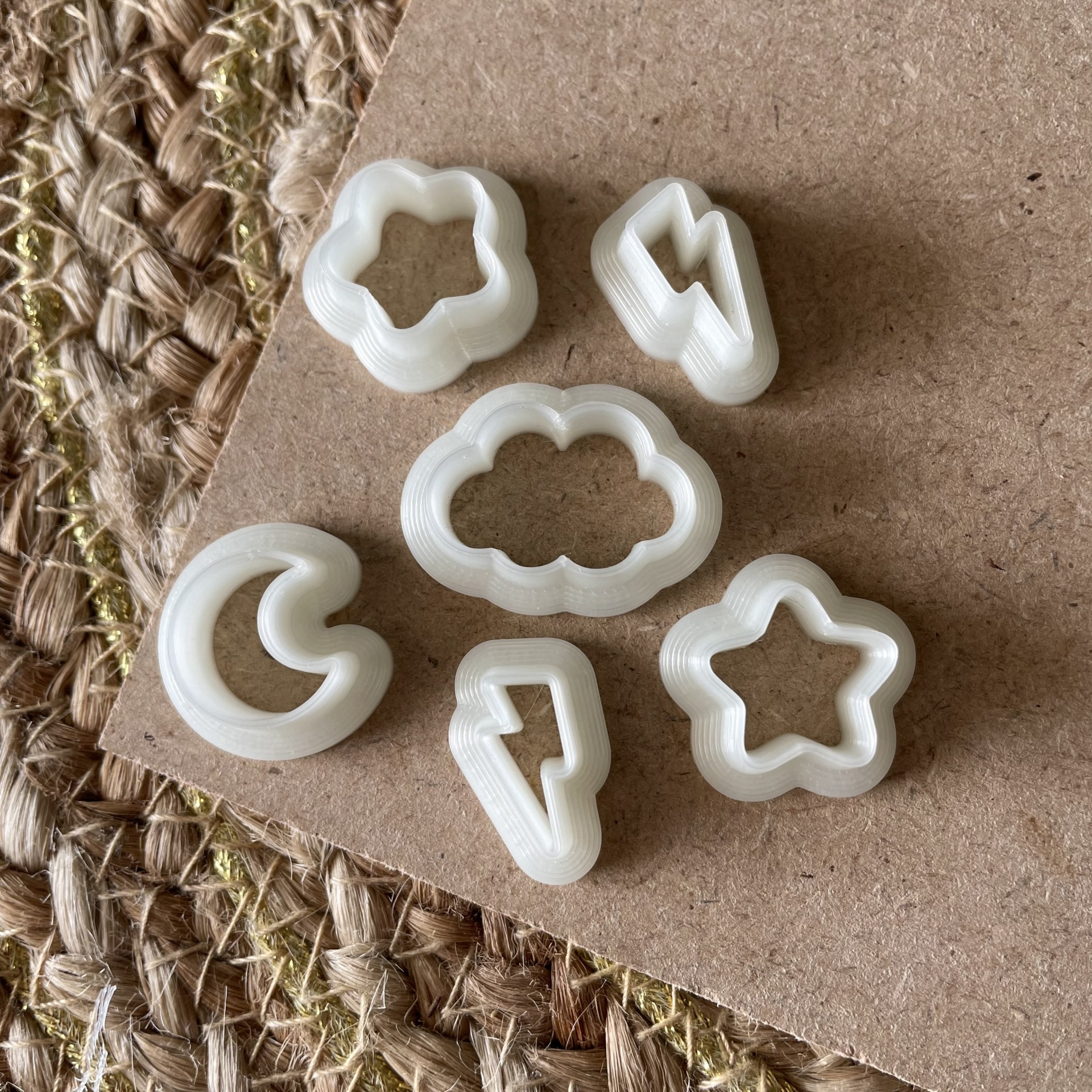Conjunto de 6 cortadores - BC474 Cortadores de massa brancos em várias formas sobre cartão