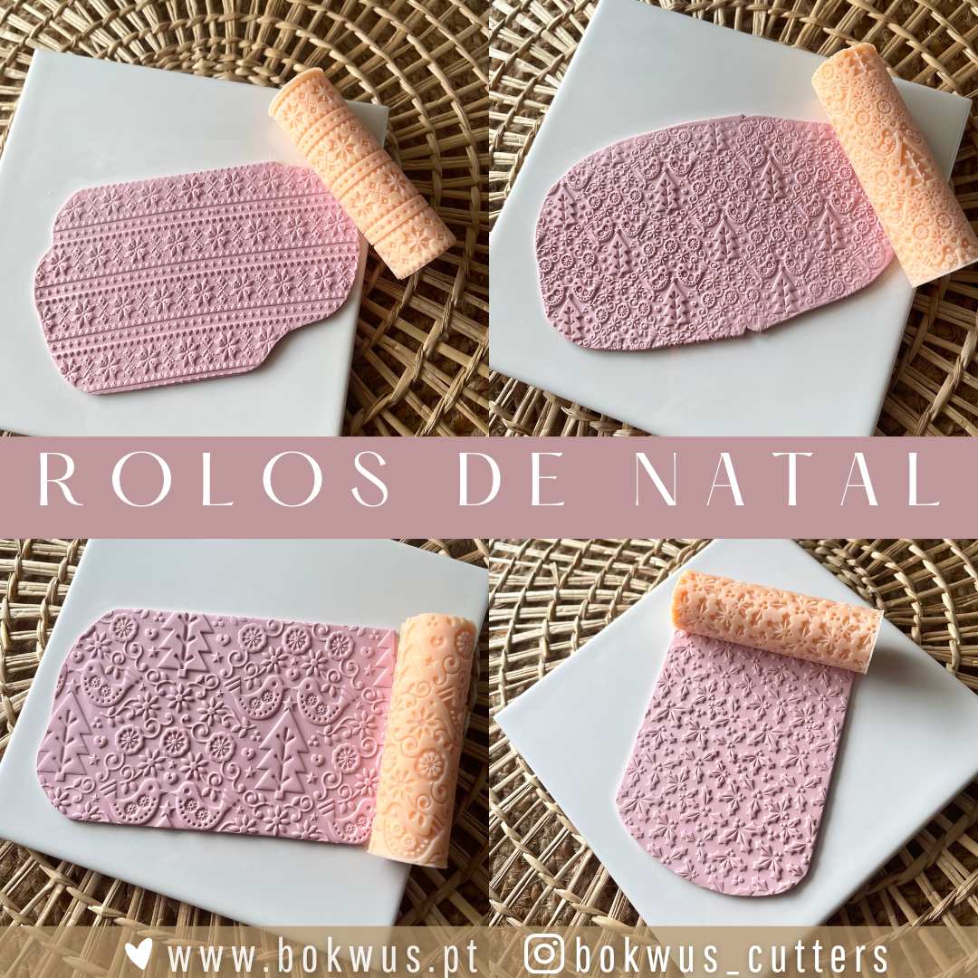 Rolos de Natal para texturas em massa rosa com padrões variados, fotografados em pratos brancos sobre mesa de palha.