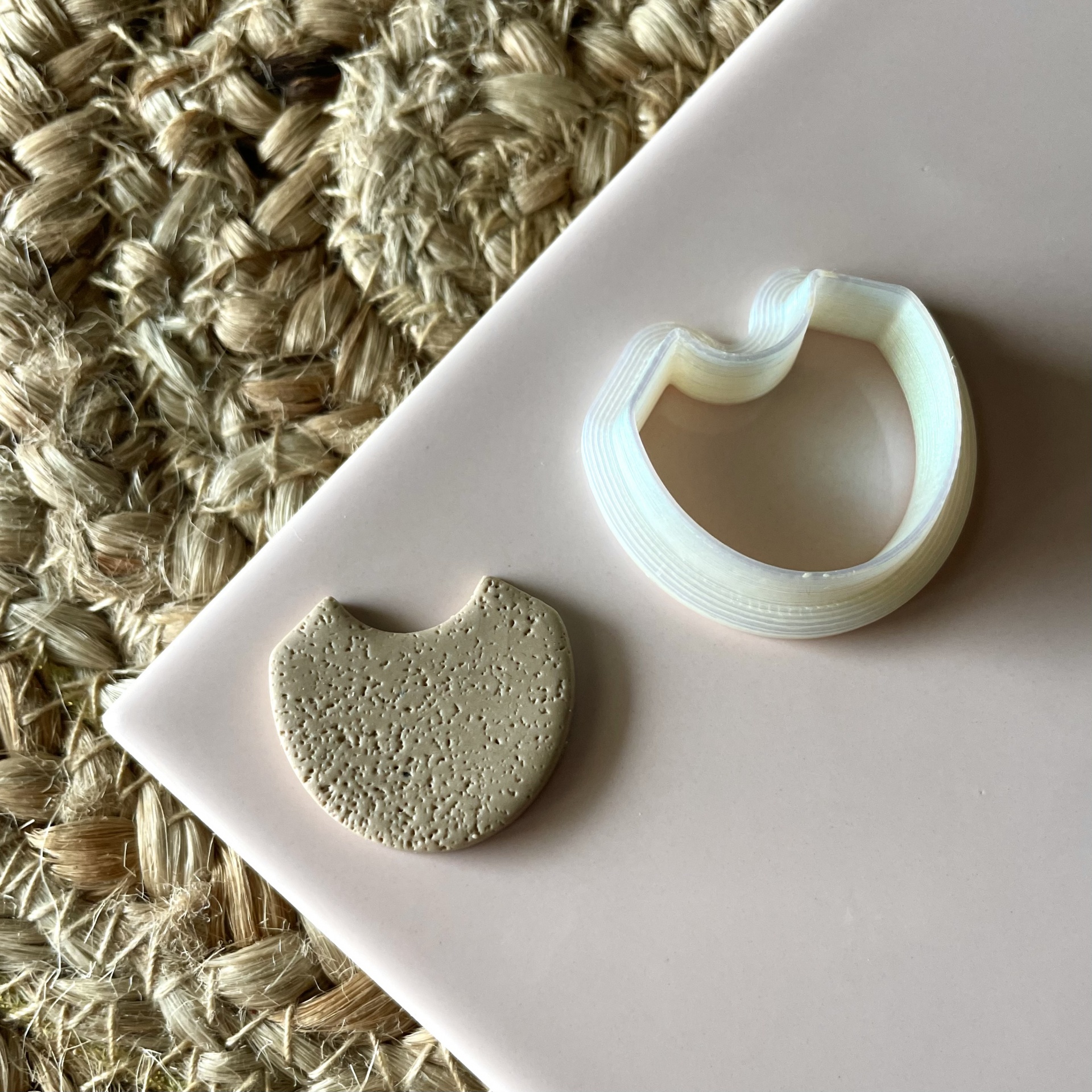 Cortador (2,5cm) - BC874 Cortador de massa branco e pedaço de massa bege sobre superfície rosa claro e tecido natural