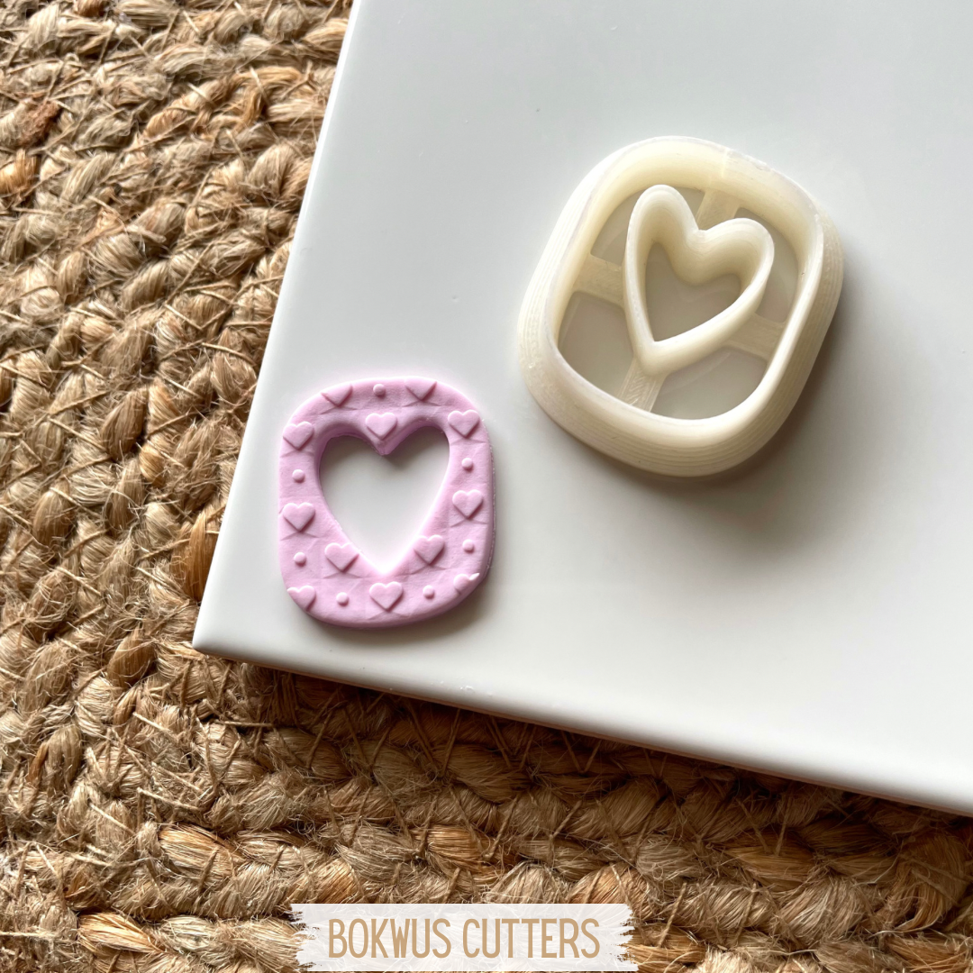Cortador | BC115 Cortador de bolachas e bolacha decorada com coração em fundo branco e juta