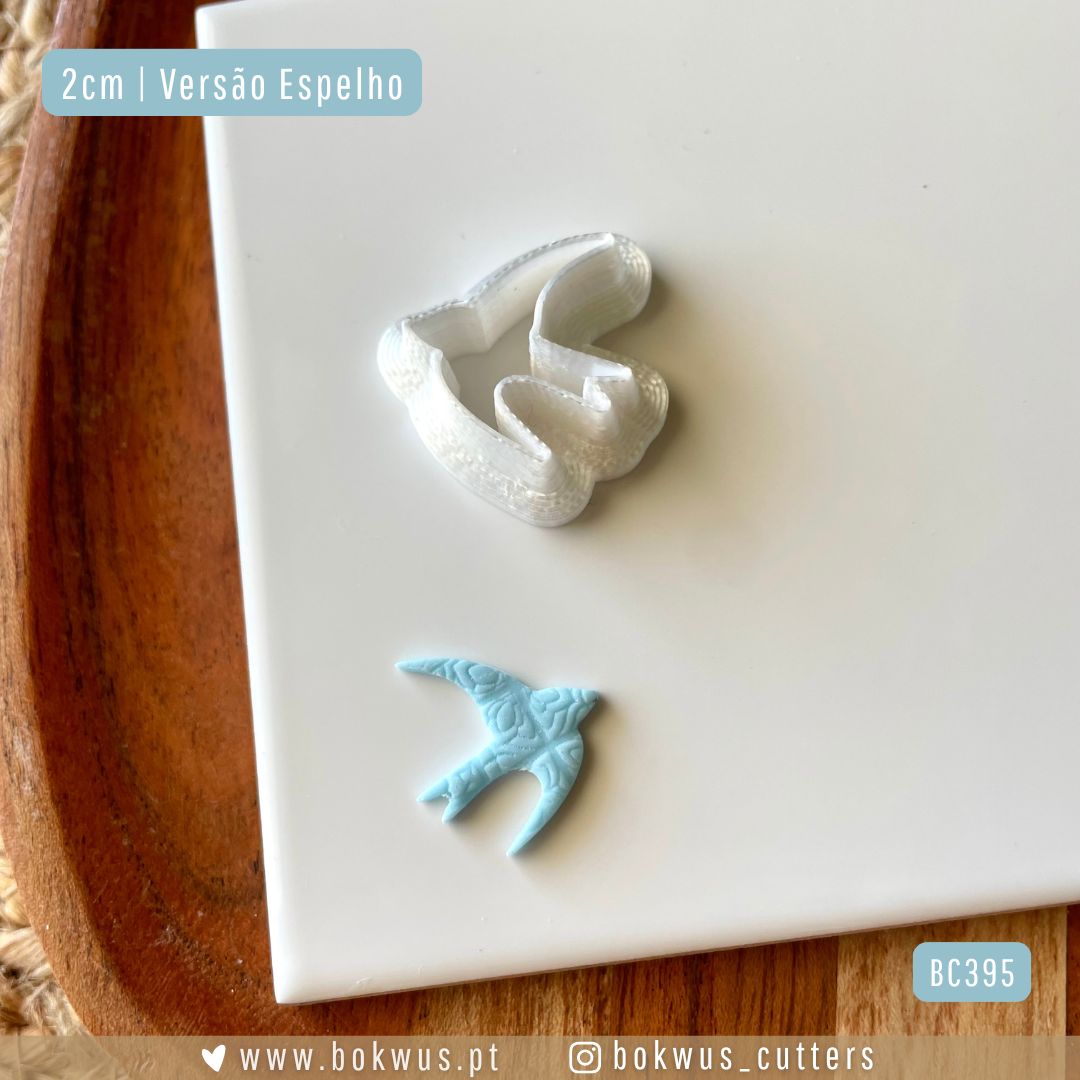 Cortador Andorinha | Disponível em 5 tamanhos Dois cortadores pequenos para pastelaria, um branco em forma de coração espelhado e um azul claro em forma de andorinha