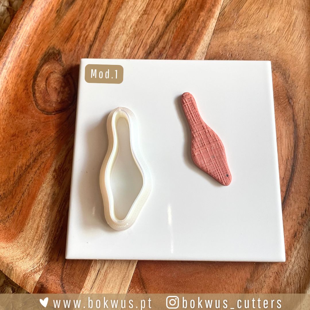 Cortadores formas orgânicas Conjunto de cortadores de massa branco e rosa sobre placa branca em fundo de madeira