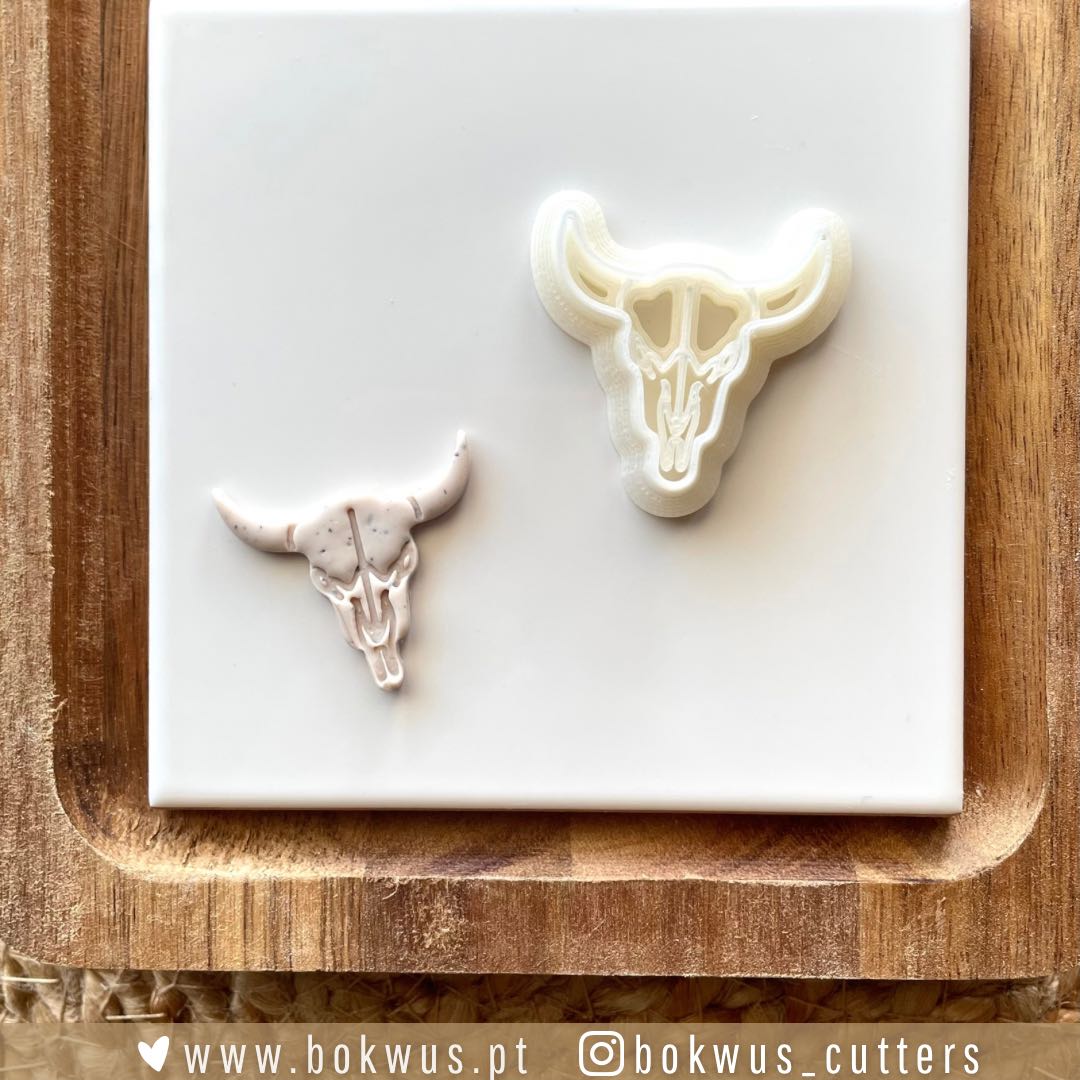 Cortador Caveira (3cm) | BC1586 Dois cortadores de bolachas em forma de crânio de touro sobre tábua de madeira