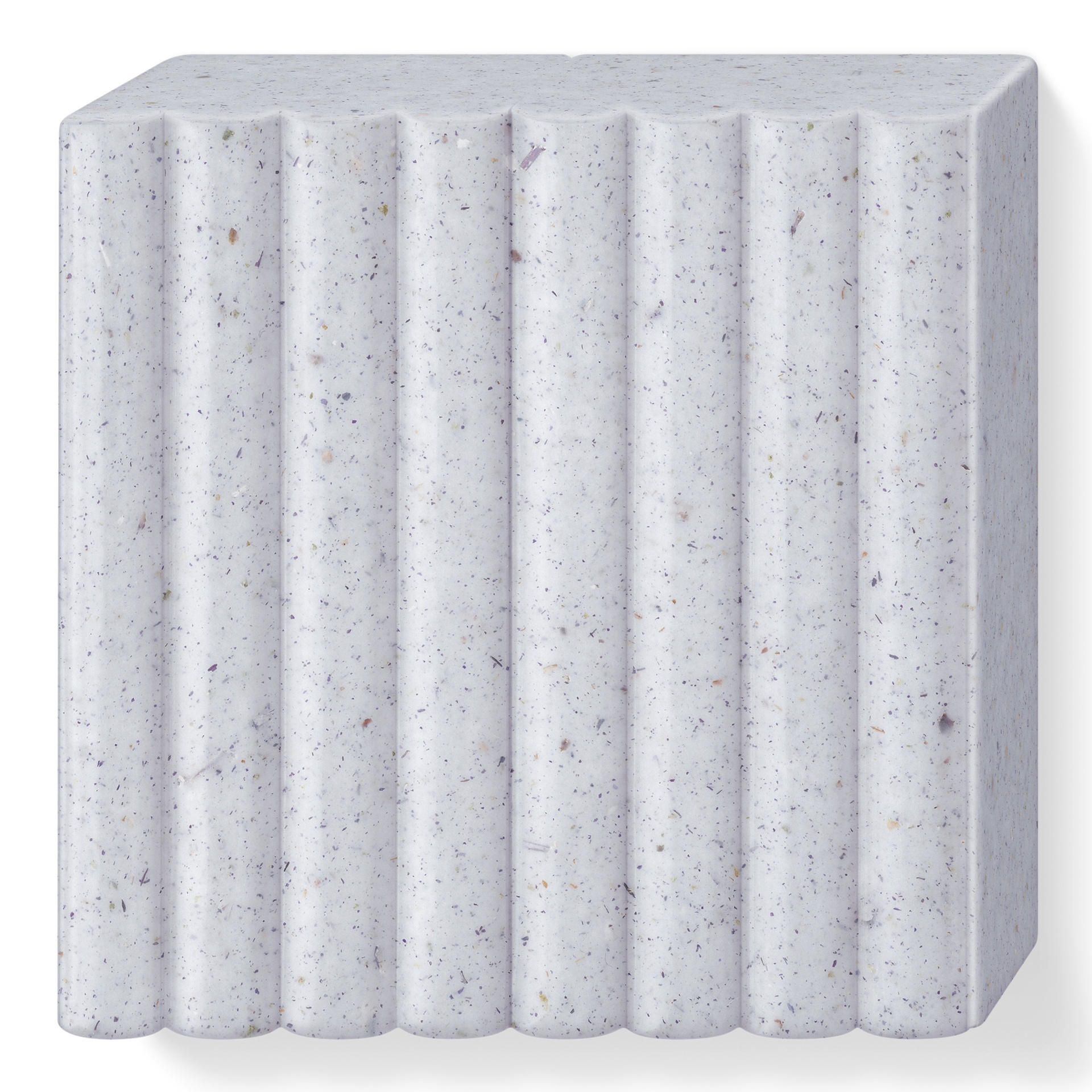 Bloco retangular cinza claro com superfície ondulada e manchas escuras