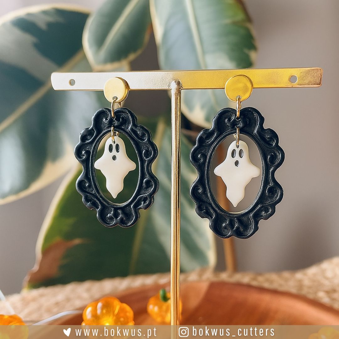 Moldura & Fantasma - Disponível em conjunto ou individualmente Brincos com moldura preta e figuras de fantasma branco pendurados em suporte dourado