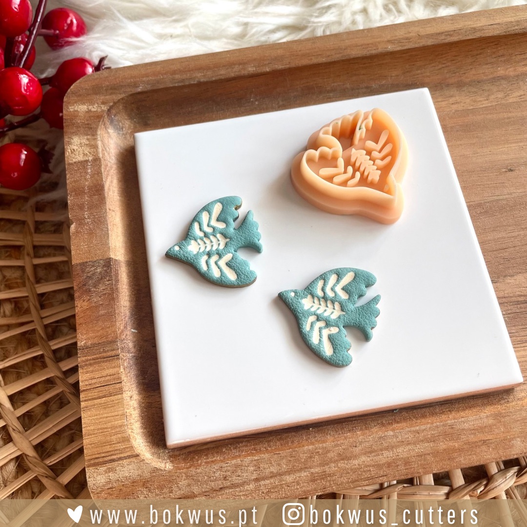 Hygge Noël | Coleção de Natal Cortante coração cor de pêssego com figuras de pássaros azuis