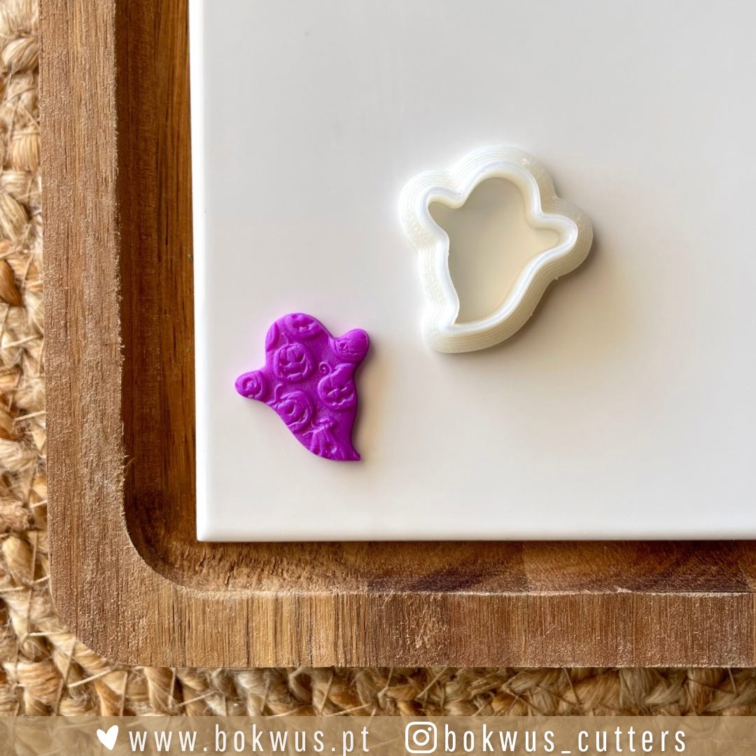 Cortador fantasma (2,5cm) | VERSÃO ESPELHADA | BC1548 Cortador de biscoitos fantasma branco e biscoito lilás em prato branco sobre tabuleiro de madeira