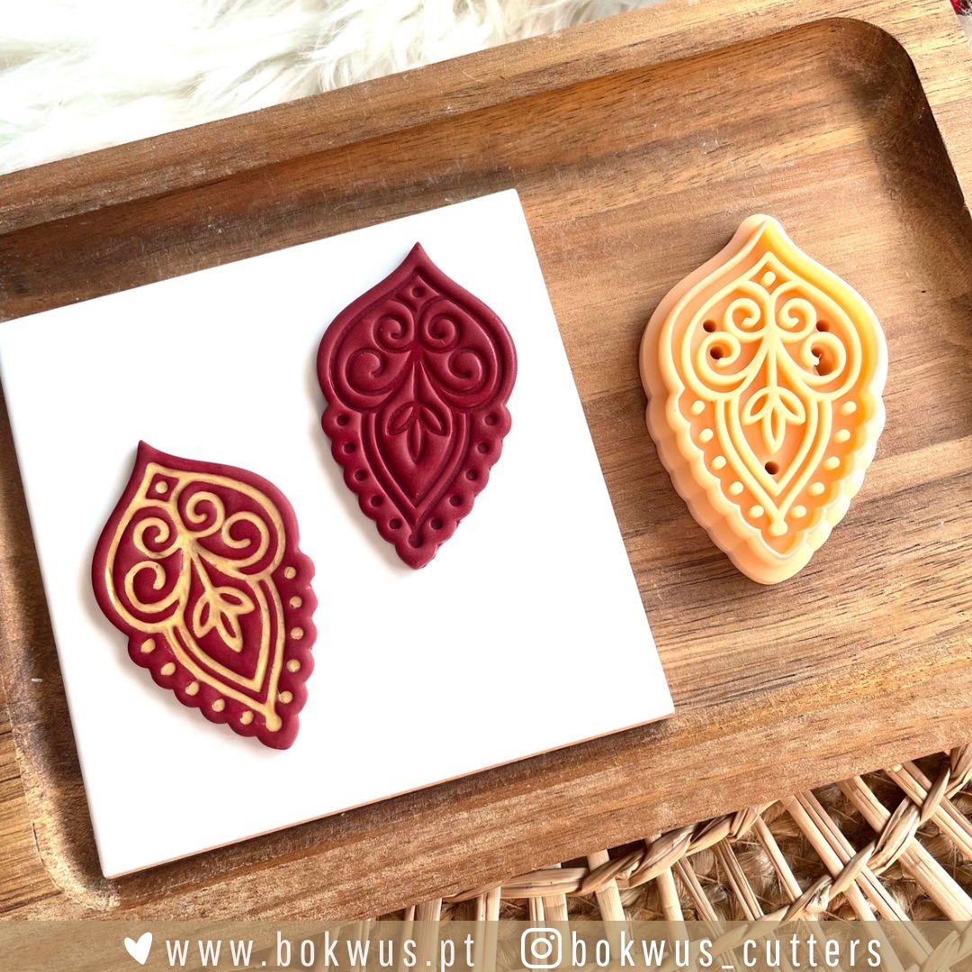 Hygge Noël | Coleção de Natal Molde para biscoitos em forma de folha ornamental em cores vinho e bege sobre bandeja de madeira