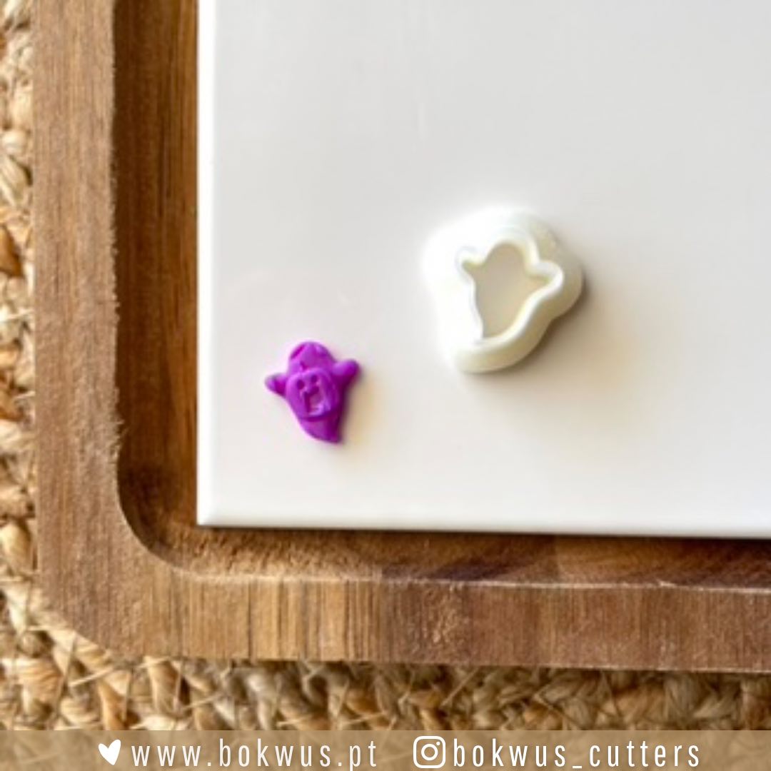 Cortador fantasma (1,5cm) | BC1549 Cortador de biscoitos em forma de fantasma branco e massa roxa moldada sobre prato branco e tabuleiro de madeira