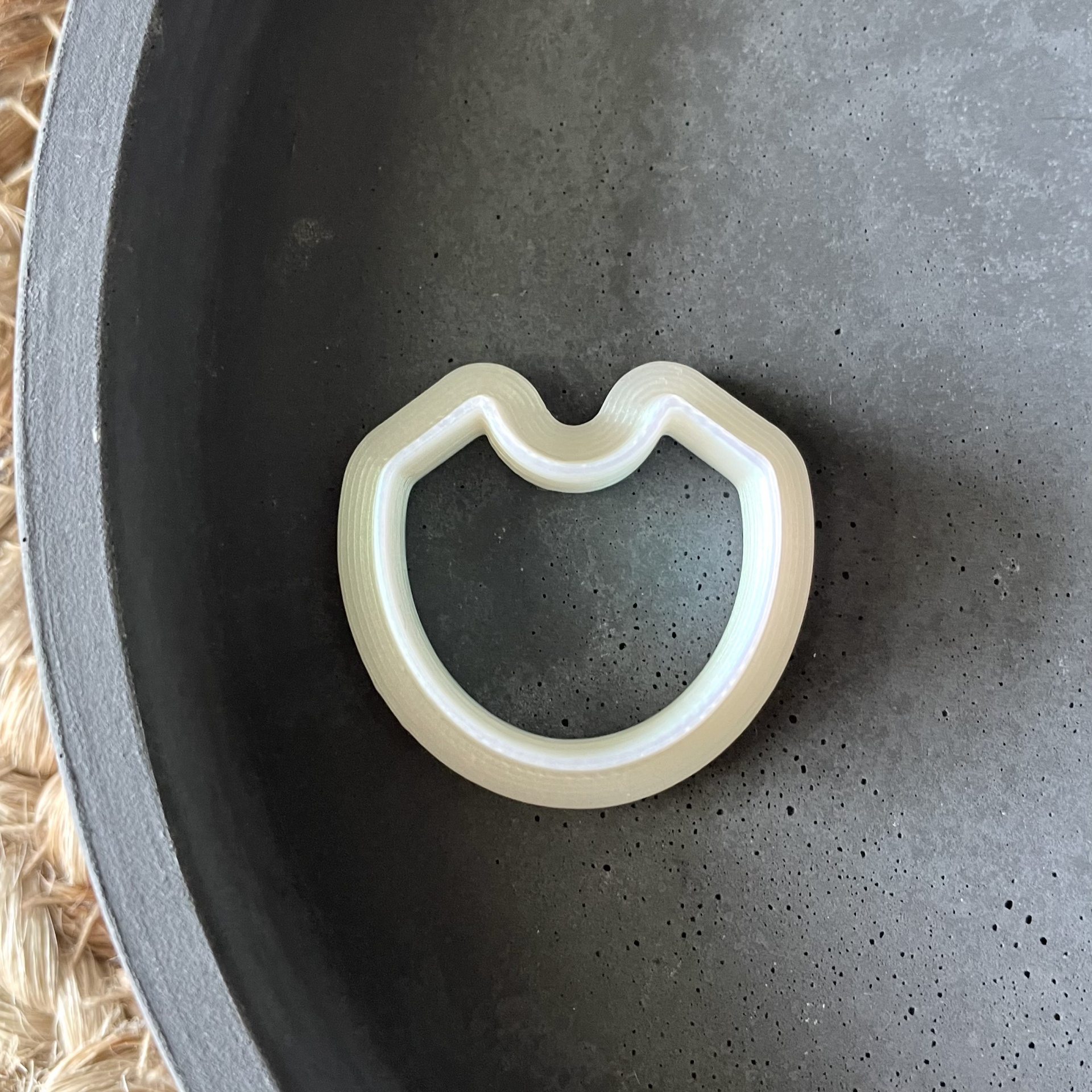 Cortador (2,5cm) - BC874 Anel de plástico branco sobre superfície preta texturizada