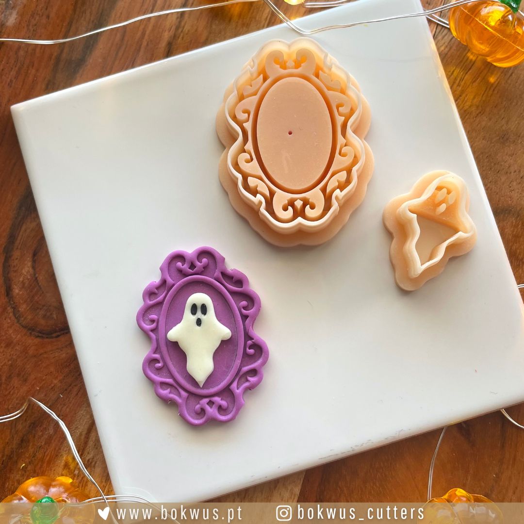 Moldura & Fantasma - Disponível em conjunto ou individualmente Conjunto de cortadores de bolacha Halloween em plástico com diferentes formas e cores sobre placa branca.