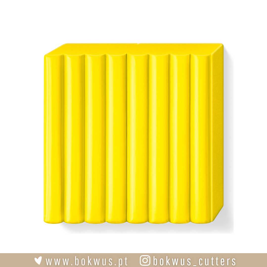 FIMO PROFISSIONAL | TRUE YELLOW / AMARELO (REF.100) - 57g Cortador amarelo com oito segmentos verticais arredondados sobre fundo branco