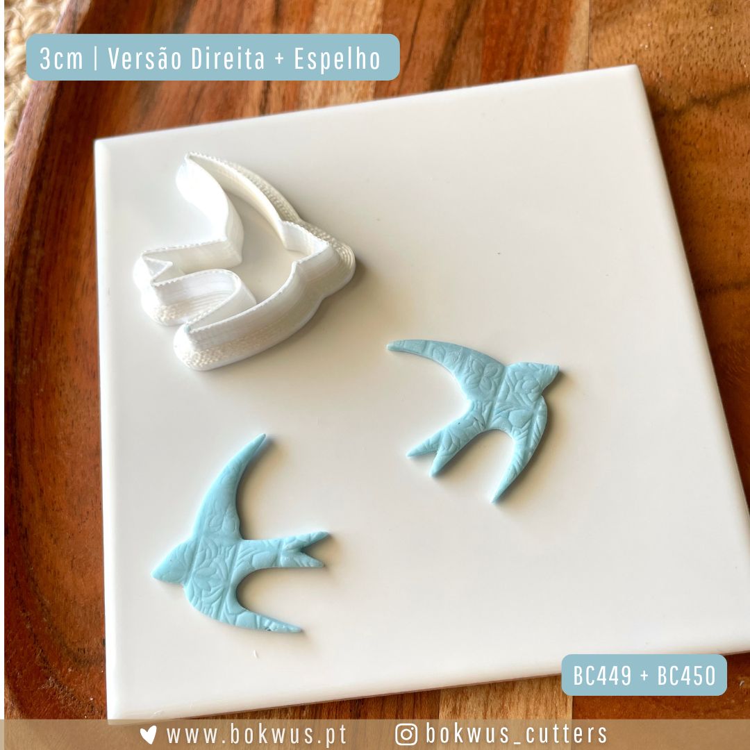Cortador Andorinha | Disponível em 5 tamanhos Conjunto de cortadores em forma de andorinhas e pasta azul sobre placa branca