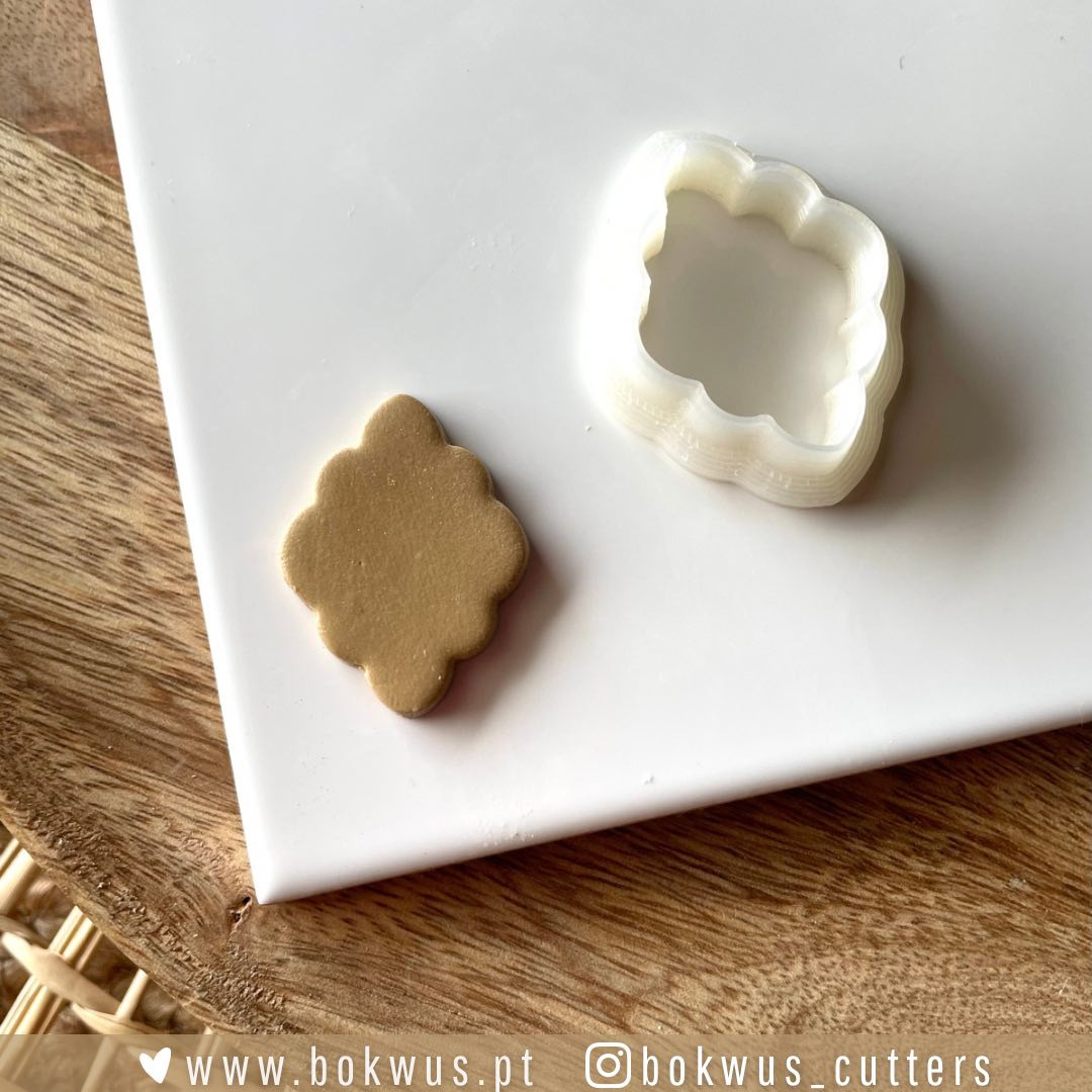 Cortador escalopado | Disponível em 3 tamanhos Cortador de massa branco e peça de massa cortada em formato quadrado com bordas onduladas