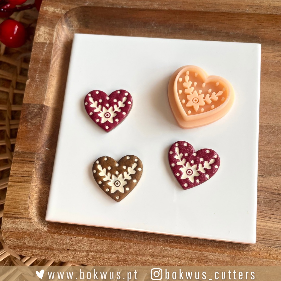 Hygge Noël | Coleção de Natal Botões em formato de coração com padrão floral e cortador silicone pêssego sobre base branca e madeira